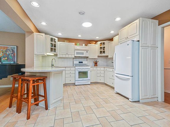2nd image of 12484 Lakeshore Dr