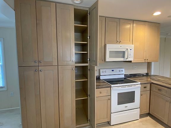 Lots of Great Storage in Kitchen Cabinets