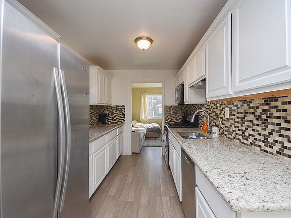 5th image of 1052 Leith Ave