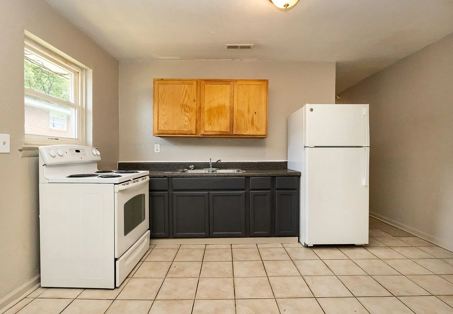 2 bed, 1.0 bath, 786 sqft, $845 — Photo 2