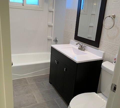 Main floor full bathroom