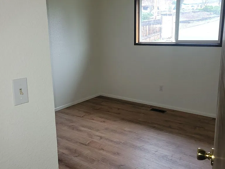 533 Doty St — Photo 6