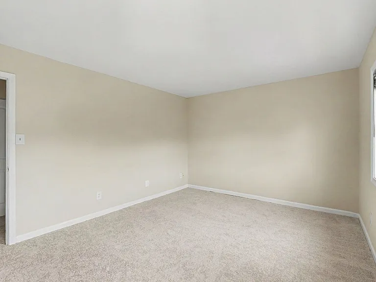 319 Brock Sq — Photo 13