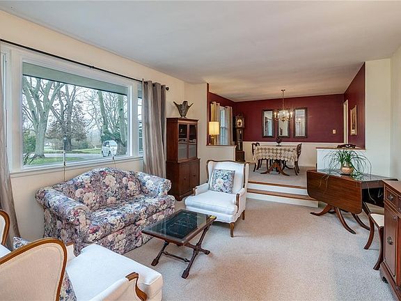 5th image of 100 Barrington Dr