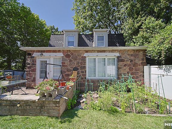 3rd image of 1585 Bergen Blvd
