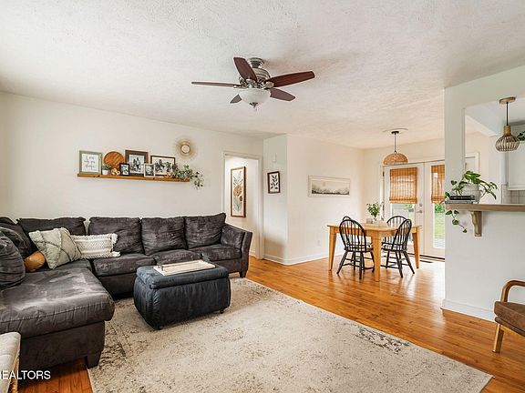 2nd image of 2646 Magill Ave