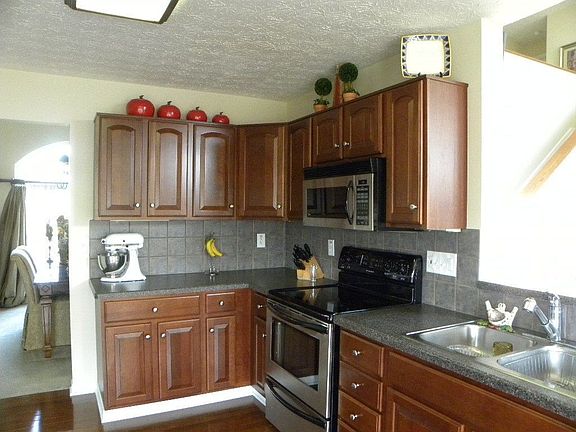 Chef's kitchen w/cherry cabinets, granite and hardwood.