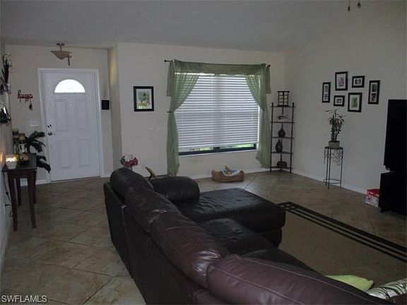 4th image of 427 SW 34th Ter