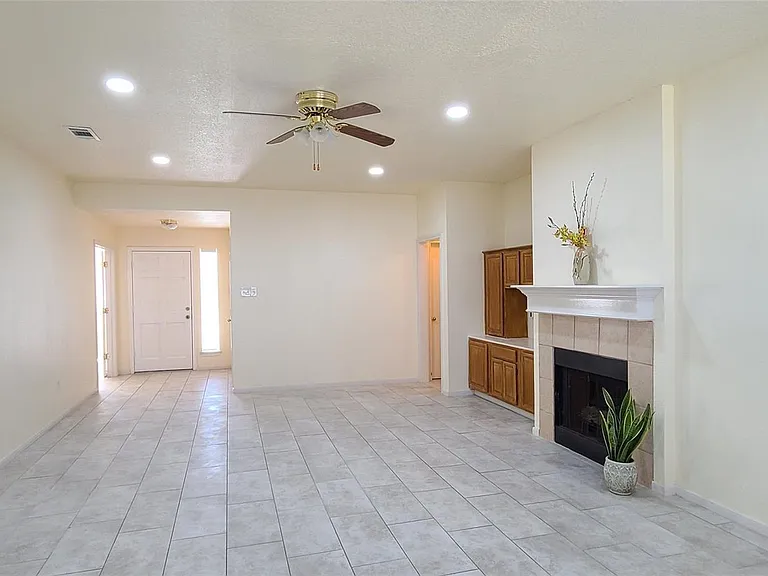 19330 Larissa Dr — Photo 4