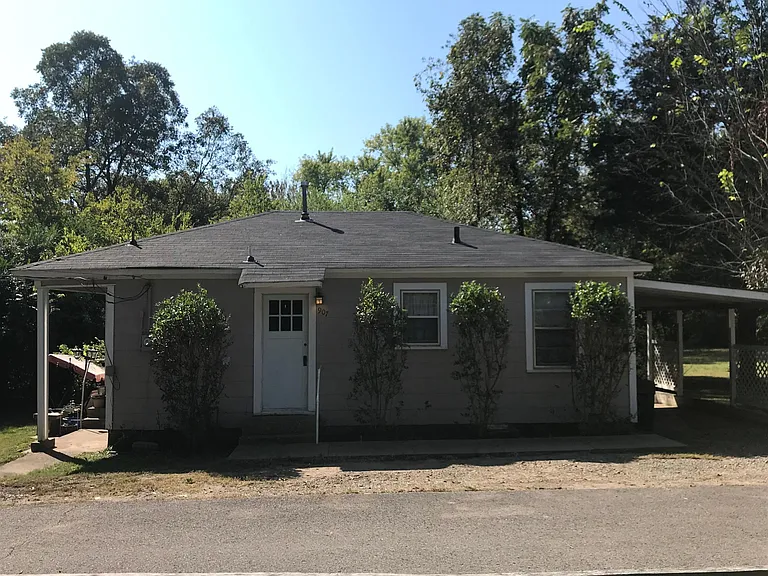 907 Riddell St — Photo 2