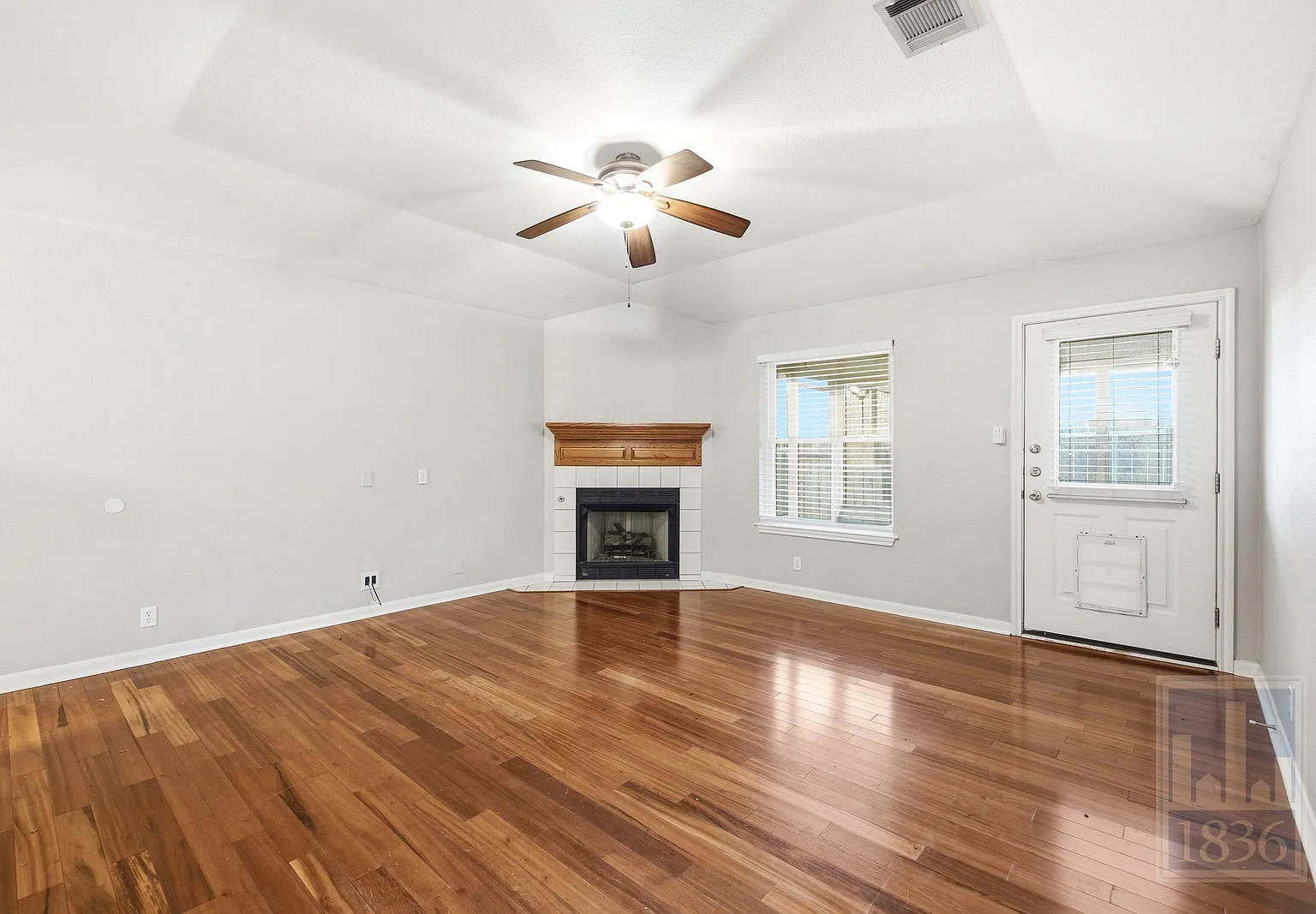 3 bed, 2.0 bath, 1387 sqft, $1,850 — Photo 2