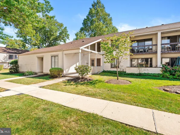 T 4 Avon Dr E, Hightstown, NJ 08520