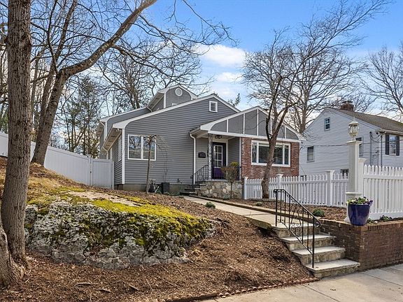 2nd image of 25 Clearwater Rd
