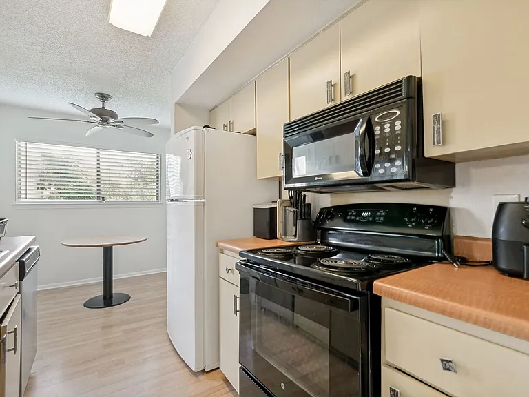 102 Vassar Ln #17 — Photo 8