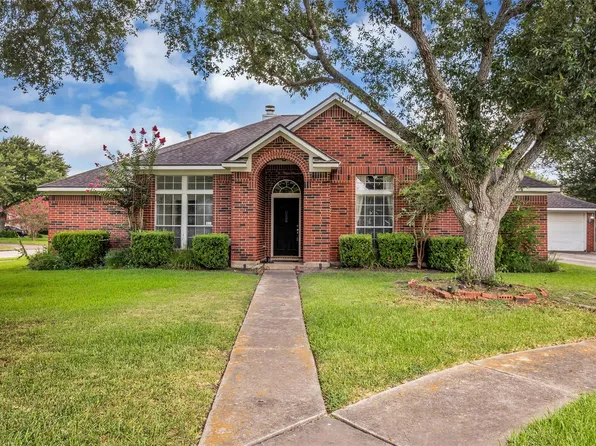 1903 Taylor Creek Dr, Fresno, TX 77545