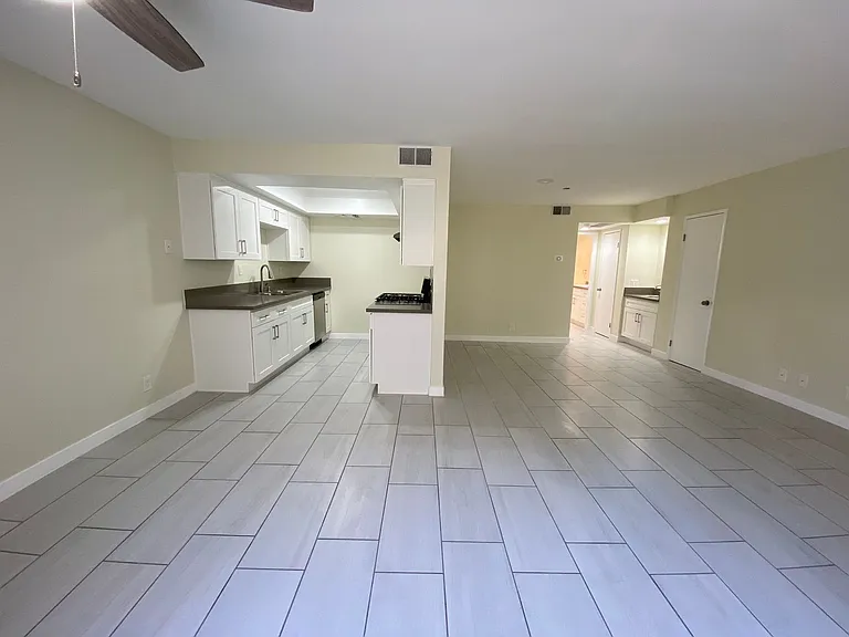Tarzana Terrace Apartments — Photo 11