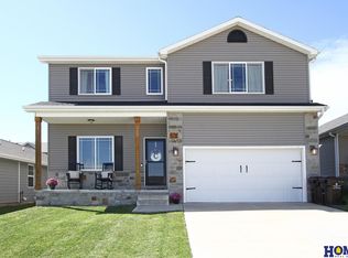 933 Scotts Creek Ct, Hickman, NE 68372
