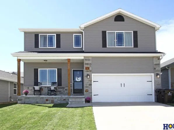 933 Scotts Creek Ct, Hickman, NE 68372