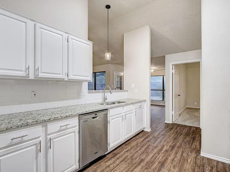 11823 Adriana Maria — Photo 15