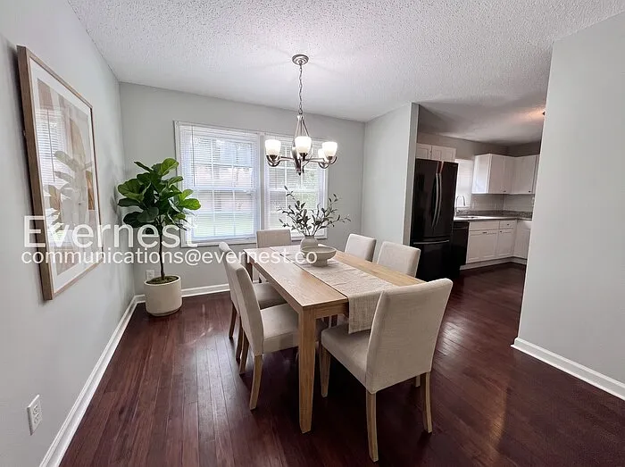 400 Wilcrest Dr — Photo 3