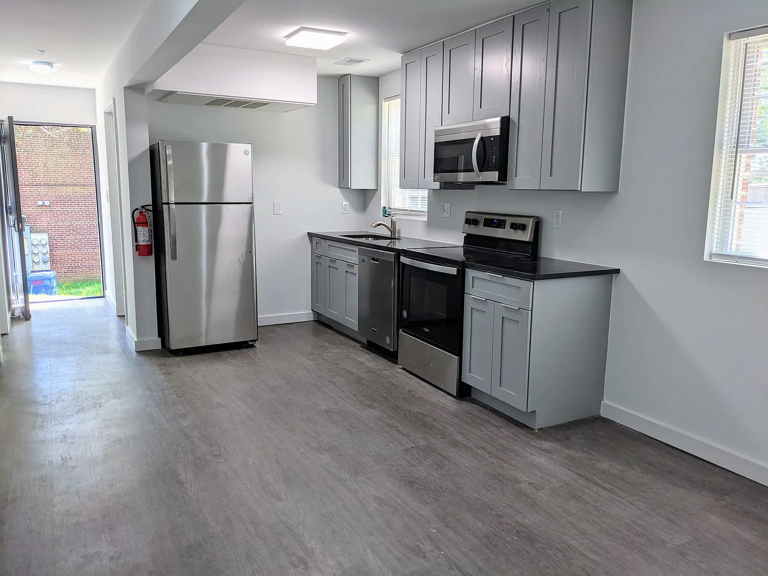 3 bed, 800 sqft, $750 — Photo 2
