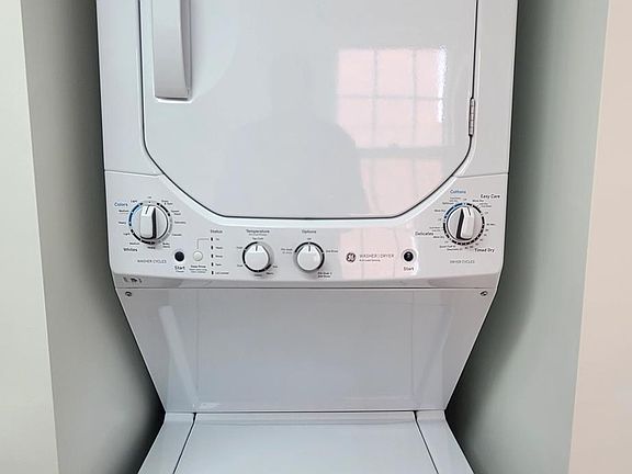 In-unit w/d stackable