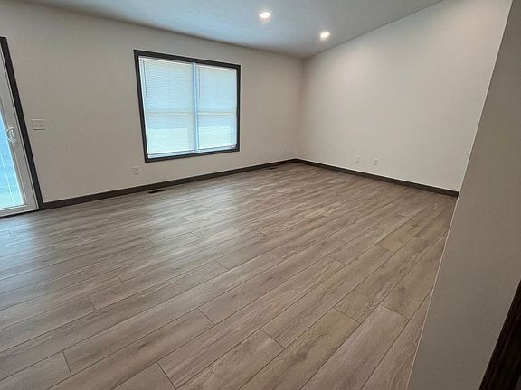 3rd image of 785 Glory Dr