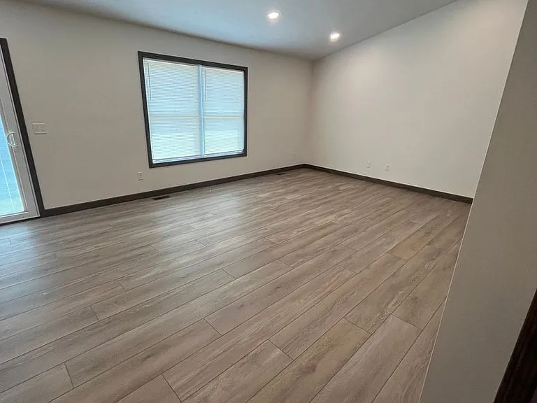 785 Glory Dr — Photo 3