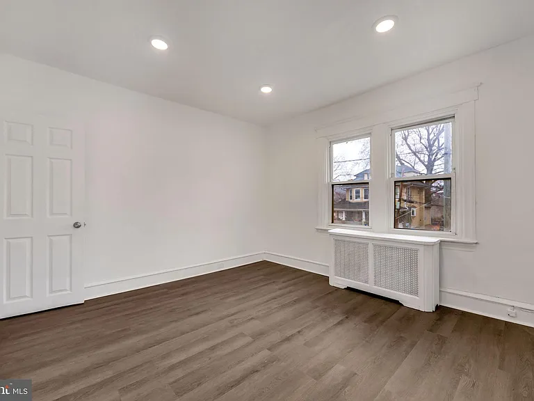 12 Montrose Ave — Photo 22