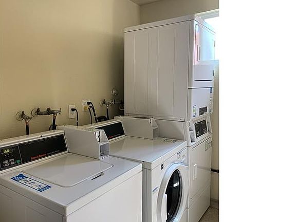 5th image of 21845 Saticoy St #106