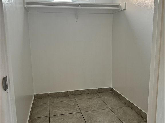 5th image of 15556 Vanowen St