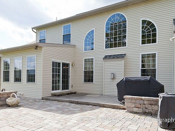 5th image of 47 Augusta Ln