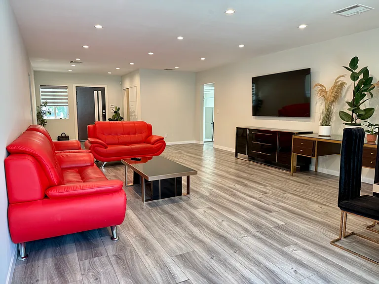 2428 N Lincoln St — Photo 5