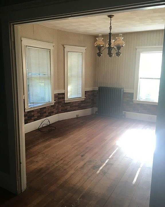 2nd image of 612 Main St