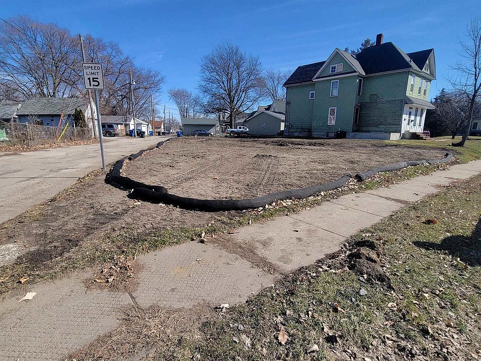 2nd image of 117 S Pine St