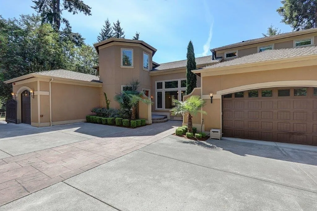 Stunning Mediterranean Oasis Minutes from Downtown Bellevue w/Lake Views! — Photo 3