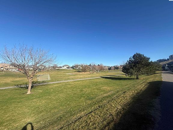 5th image of 915 Meadow Hills Dr