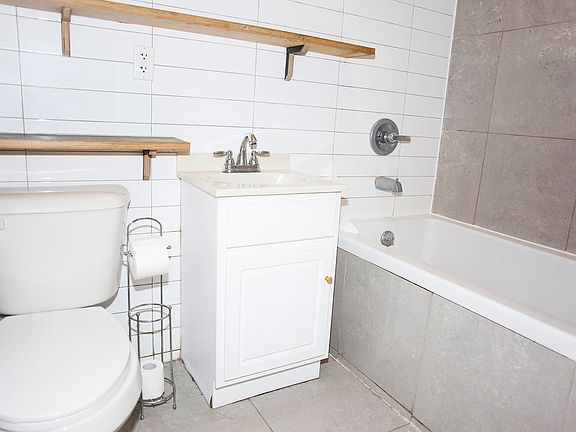 3rd image of 325 Melrose St APT 3R