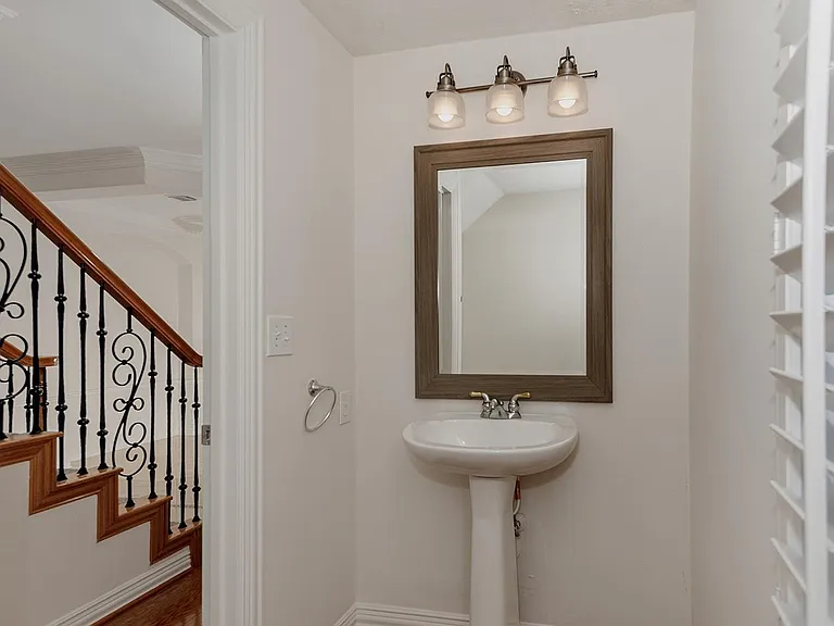 11 N Lansdowne Cir — Photo 26