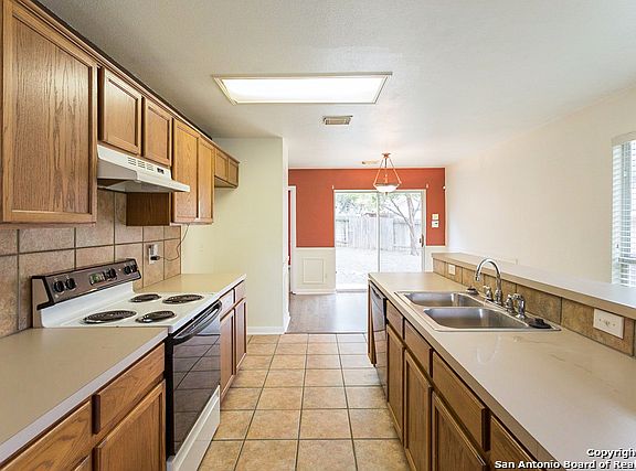2nd image of 8739 Melrose