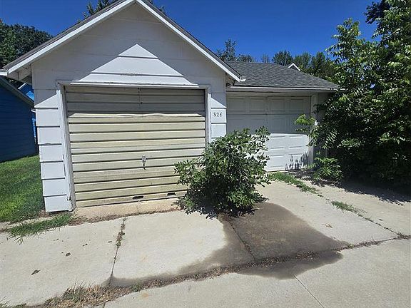 2nd image of 826 6th Ave S