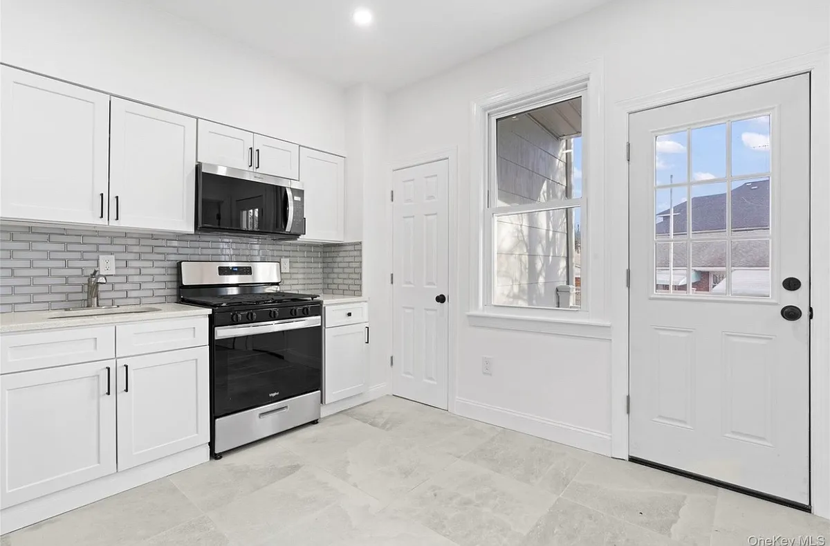 Building Photo - 254 Charles Ave #1