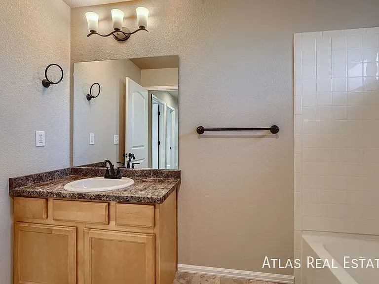 708 Finch Dr — Photo 14