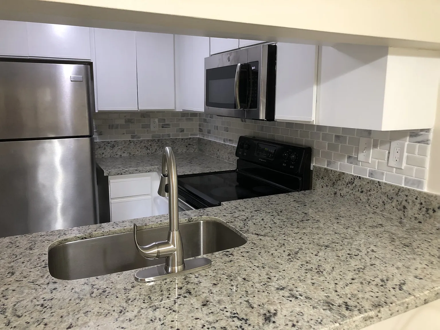 2 bed, 944 sqft, $2,300 — Photo 3