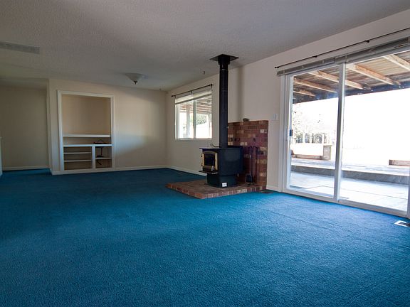 Lrg living Rm w/wood stove 