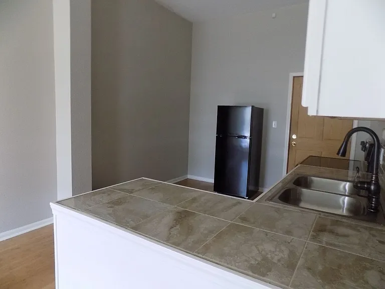 121 W Broadway Ave — Photo 3