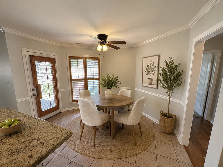 205 Hackberry Cv — Photo 3