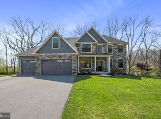 121 Woodbriar Dr, Chambersburg, PA 17202