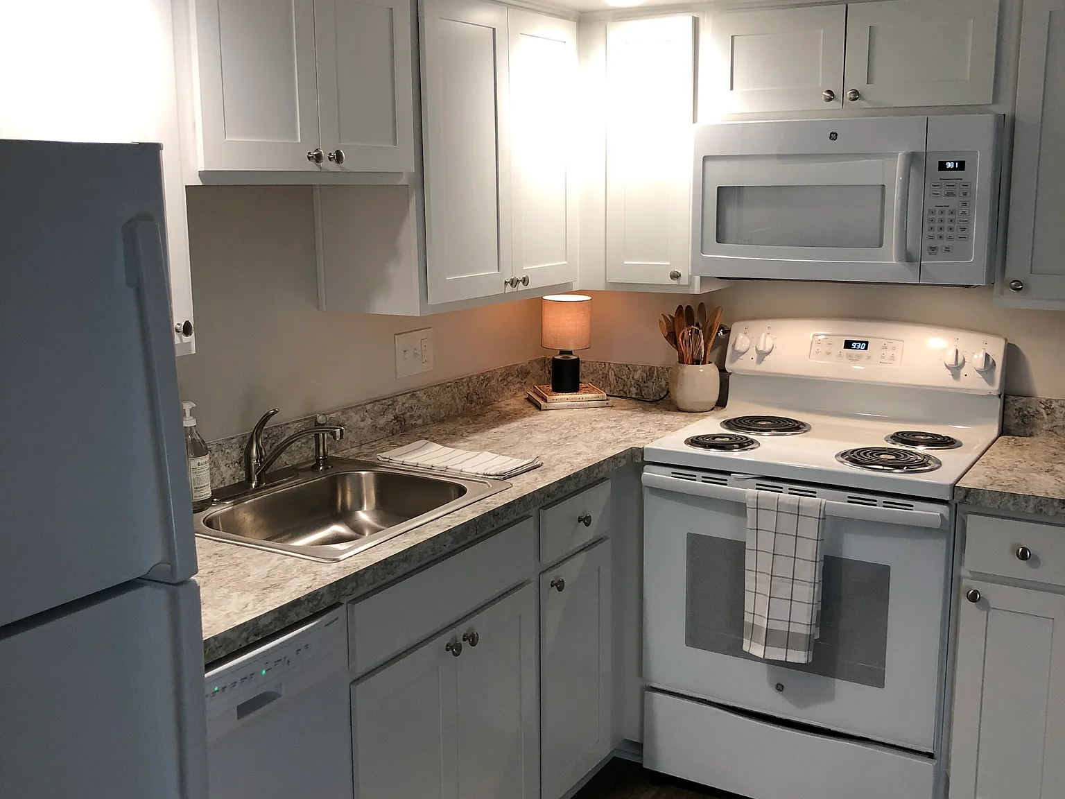 2 bed, 700 sqft, $1,275 — Photo 3