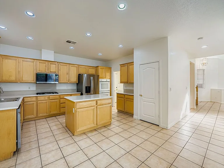 10701 Sapphire Vista Ave — Photo 6